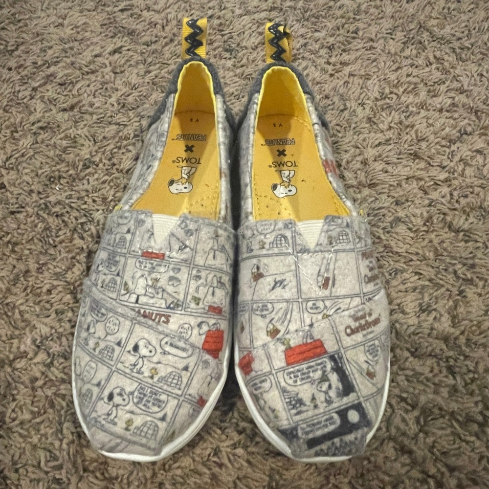 TOMS Kids Shoes Peanuts Snoopy Comic Strip Slip On Flats Size 1 Felt‎ Loafer